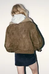 Falda mini de tiro bajo confeccionada en pana, con cintura con trabillas, bolsillos laterales y cierre frontal con cremallera y botones metálicos dorados.