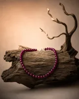 Collar de rubíes reconstruidos con acabado facetado, montado sobre hilo resistente con cierre metálico.