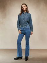 Jean de corte oxford con tiro medio, confeccionado en denim azul clásico. Presenta cierre frontal con botón y bolsillos laterales y traseros.