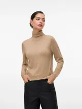 Sweater de punto con cuello alto y mangas largas, confeccionado en un tejido suave con sutiles destellos brillantes. Presenta puños y cuello acanalados, con un ajuste cómodo y versátil.