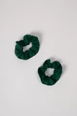 Pack de dos colitas tipo scrunchie de tela en color verde oscuro.