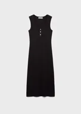 Vestido midi de tejido de punto de canalé en color negro, con cuello redondo, tirantes anchos y cierre frontal de botones. Presenta un diseño ajustado al cuerpo con terminaciones satinadas.