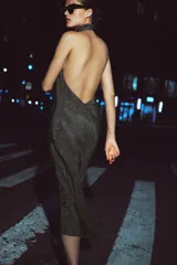 Vestido midi con cuello halter fluido y hombros descubiertos. Presenta un diseño de espalda descubierta, corte evasé y cierre con botones en el cuello. Confeccionado en una mezcla de algodón y viscosa con estampado de lunares pequeños.