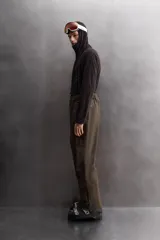 Pantalón deportivo de esquí color negro, confeccionado en tejido técnico impermeable de tres capas con costuras y cremalleras termoselladas. Cuenta con tirantes elásticos regulables, cintura ajustable, bolsillos frontales con cierre, refuerzos en la parte inferior de la pernera y sistema de rescate RECCO integrado.