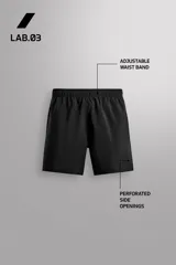 Pantalones cortos deportivos color marrón rojizo, confeccionados en tejido técnico ligero y elástico. Presentan cintura elástica ajustable con cordón interior, bolsillos frontales y un bolsillo trasero con cierre de cremallera. Los laterales tienen perforaciones para transpirabilidad y aberturas laterales en el bajo.