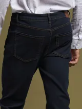 Pantalón de jean azul oscuro, de corte recto.