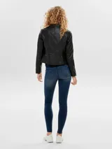 Campera biker corta de efecto cuero negro, con cierre asimétrico frontal, solapas con broches a presión y múltiples cierres metálicos plateados en bolsillos y puños. Presenta detalles acolchados en los hombros y en la parte inferior de las mangas.