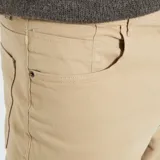 Pantalón chino de corte slim y diseño clásico en color beige, con bolsillos laterales y traseros tipo ojal.