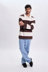 Pantalón jean de corte holgado y tiro medio, en color azul claro, con diseño clásico de cinco bolsillos y pespuntes en contraste.