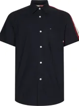 Camisa de manga corta azul marino con cierre de botones, bolsillo en el pecho y rayas rojas y blancas en los hombros.