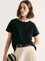 Blusa negra de manga corta con cuello redondo y calce holgado.