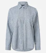 Camisa de jeans de manga larga con estampa de rayas verticales en tonos azul y blanco, cuello inglés, cierre frontal por botones y bolsillos grandes en el frente.