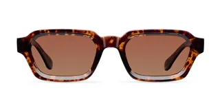 Lentes de sol con marco cuadrado de diseño retro en estampado carey y cristales polarizados en color marrón.