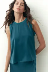 Blusa sin mangas de satén con cuello redondo y diseño holgado.
