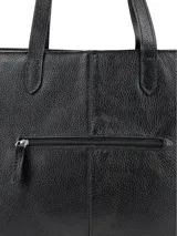 Cartera tipo shopper de cuero sintético color negro, con doble asa de hombro y logo metálico en el centro.