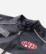 Campera biker de cuero sintético negro con detalles en blanco, cuello mao con broche, cierre frontal y parches bordados en el pecho. Presenta diseño acolchado en los hombros y mangas largas.