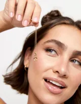 Dije charm con forma de herradura, bañado en oro 18k.