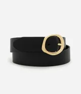 Cinturón ancho de cuero liso color negro con hebilla metálica dorada de forma irregular y redondeada.