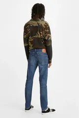 Jean de calce ajustado color azul medio, tiro medio y confección en denim rígido.