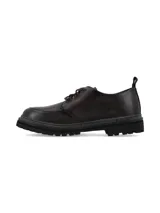 Zapato acordonado de cuero con acabado envejecido, diseño de puntera reforzada y suela track dentada con costura decorativa en contraste.