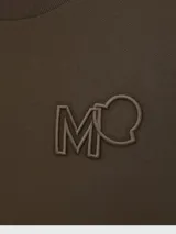 Vestido marrón de corte midi, con falda acampanada, mangas cortas y logo bordado en el pecho.