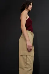 Pantalón cargo color caqui, de corte recto, con pinzas en la cintura, bolsillos laterales tipo cargo con solapa y bolsillos traseros.