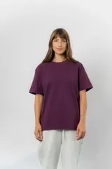 Remerón de algodón color beige, con diseño oversize, cuello redondo, mangas cortas amplias y hombros caídos.