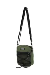 Morral de estilo urbano color verde militar, con compartimento principal con cierre, bolsillo frontal de malla con cordón elástico ajustable y correa de hombro regulable.