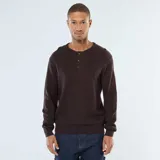 Sweater de punto marrón oscuro con textura de punto fantasía, cuello redondo con abertura de tres botones y manga larga con puños y bajo acanalados.