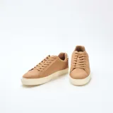 Zapatillas bajas para hombre de color beige, con cordones del mismo tono, suela de goma blanca y detalle en el talón.