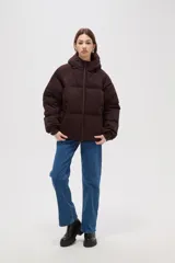 Campera puffer de color marrón oscuro, con diseño capitoneado, cierre frontal, capucha ajustable y bolsillos laterales con cierre.
