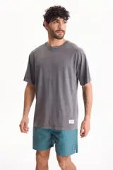 Remera oversize de manga corta raglán, color negro con efecto lavado acid wash, corte semi boxy y detalle de etiqueta lateral en el ruedo.