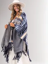 Ruana abierta con estampado de cebra y motivos florales, terminada en flecos.