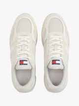 Zapatillas Tommy Jeans de estilo running, color blanco hueso, con exterior de ante, interior de poliéster y suela gruesa de goma con tacos. Presentan paneles con mezcla de texturas y detalles distintivos de la marca.