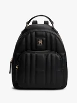 Mochila negra acolchada de Tommy Hilfiger, con cierre de cremallera, asa superior, correas ajustables, bolsillo interior con cremallera, bolsillo exterior con cremallera e insignia del monograma TH en la parte delantera.