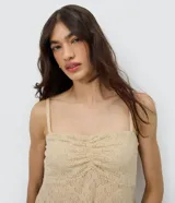 Blusa peplum de encaje color marrón con tirantes finos, escote cuadrado y detalle fruncido en el busto.