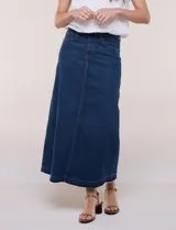 Falda maxi de denim azul, de tiro alto con pretina anatómica, pasacintos, cierre frontal con cremallera y botón metálico. Cuenta con diseño de cinco bolsillos, costura vertical central y corte recto de caída fluida al tobillo.