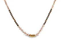 Collar de diseño artesanal que intercala delicadas cuentas facetadas en tonos rosados, cuentas oscuras tierra y pequeñas cuentas doradas, con tres cuentas metálicas doradas centrales en forma de disco.