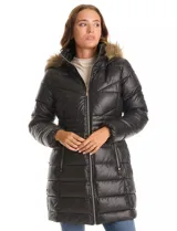 Campera de abrigo de largo medio marca Gallery, con diseño acolchado y costuras que definen la silueta. Cuenta con cierre frontal, bolsillos laterales con cierre, cuello elevado y capucha desmontable con borde de piel sintética.