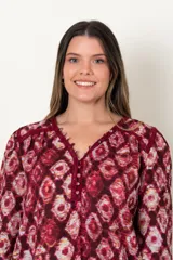 Blusa estampada color borgoña con diseño de rombos, de manga larga y escote en V con aplique de galón.