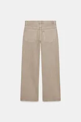 Jeans de mezclilla de tiro medio con cinco bolsillos, diseño relaxed fit de corte recto y amplio, con efecto lavado y desgaste frontal.