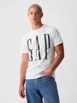 Remera blanca de algodón con logo GAP estampado en negro en el frente.