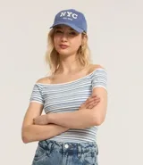 Blusa de poliamida seamless con escote recto hombro a hombro y mangas cortas. Diseño a rayas horizontales azules y blancas con diferentes grosores. Marca Blue Steel.