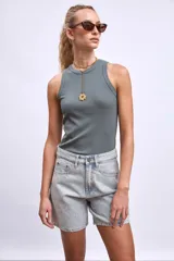 Musculosa de algodón acanalado con cuello redondo, corte ajustado y diseño sin mangas.