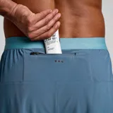 Short de running Saucony Outpace 7" color celeste con short interior de lycra.