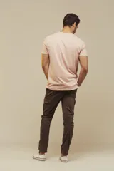 Pantalon cargo color marrón, de corte ajustado, con bolsillos laterales con solapa y cierre frontal.