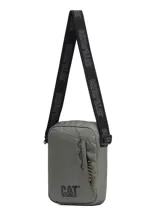 Bolso bandolera color verde oliva, con diseño compacto y funcional. Cuenta con compartimento principal con cierre, bolsillo frontal con detalle de cordón decorativo y correa ajustable con el logo de la marca estampado. Incluye logo de la marca en la parte inferior frontal.