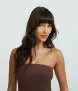 Vestido largo marrón oscuro, corte tubo, sin mangas y escote recto (strapless).