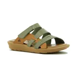 Sandalias de cuero color suela y marrón, con diseño de tres tiras cruzadas en el empeine y tira ajustable con velcro en el talón. Cuenta con suela plana y cómoda.