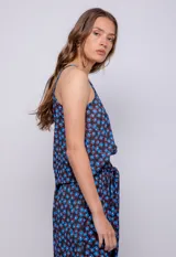 Top sin mangas con tirantes finos regulables y escote recto, con estampado de flores azules.